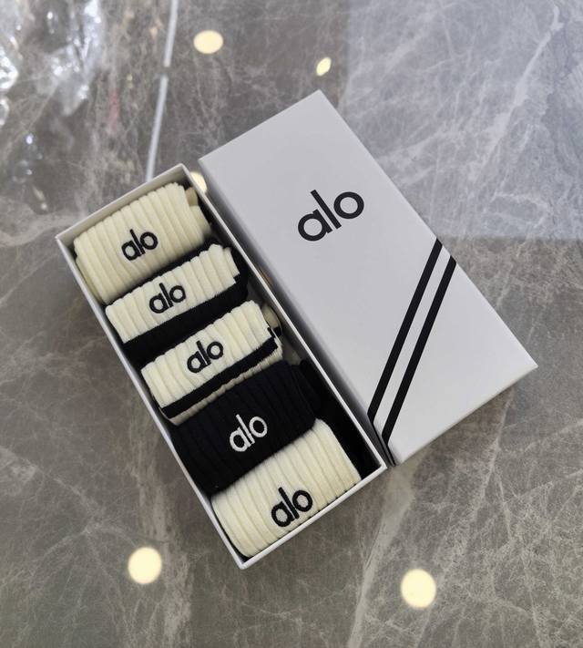 Special packaging Alo's new double-needle embroidered mid-length tube-style stac