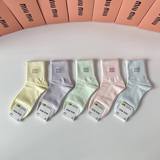 Special packaging Miumiu Miu Miu new mid-length stacked socks! Five pairs per bo