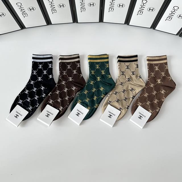 Special packaging Chanel's new classic mid-length stacked socks! Five pairs per