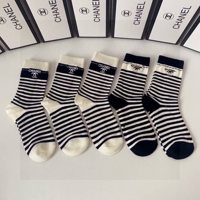 Special counter packaging Chanel's new mid-length embroidered pile socks! Five p