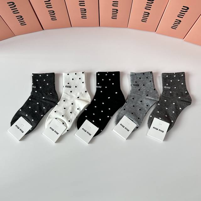 Special packaging Miumiu Miu Miu new mid-length stacked socks! Five pairs per bo