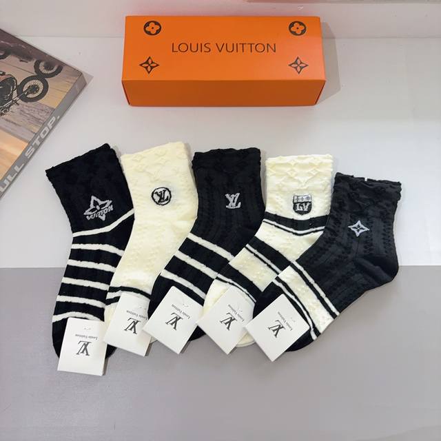 comes with packaging, 5 pairs per box Lv Louis Vuitton socks are super popular