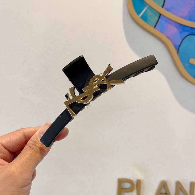 with packaging Yves Saint Laurent's new counter duckbill grab clip, original go