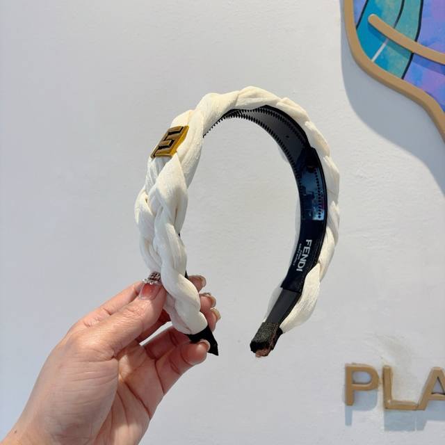 with packaging Fendi Fendi's hottest new headband, retro headband, simple and v
