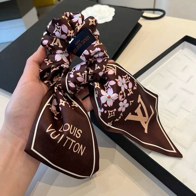 Lv Louis Vuitton hairband