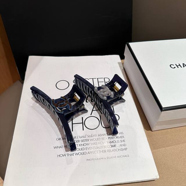 comes with a box Chanel's latest small Chanel clip, super beautiful! A must-hav