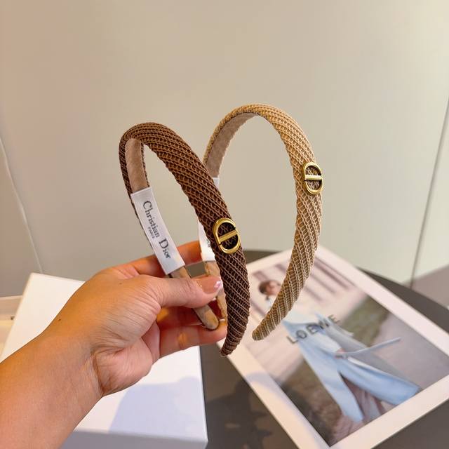 with packaging Dior's new knitted wool headband with fresh and clean lettering,