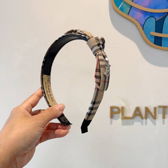 comes with packaging Burberry's new high-end bow headband, with all the details