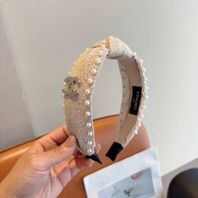 with packaging Chanel Chanel's latest small fragrance style pearl headband, ret