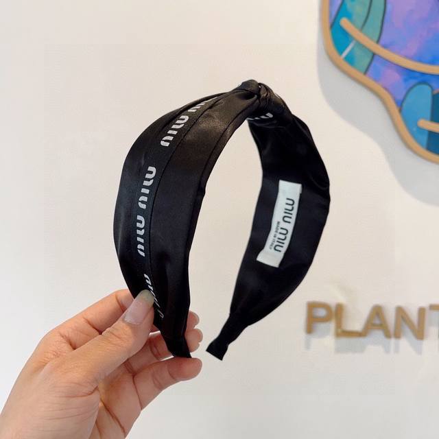 With packagingMiumiu Miu Miu new wide-brimmed handmade headband, original hair a