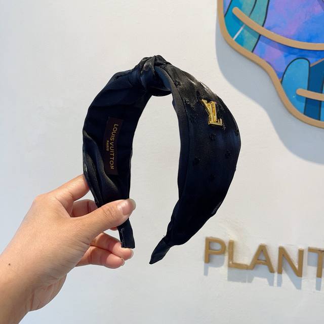 with packaging Lv Louis Vuitton's hottest new silk fabric wide headband, fashio