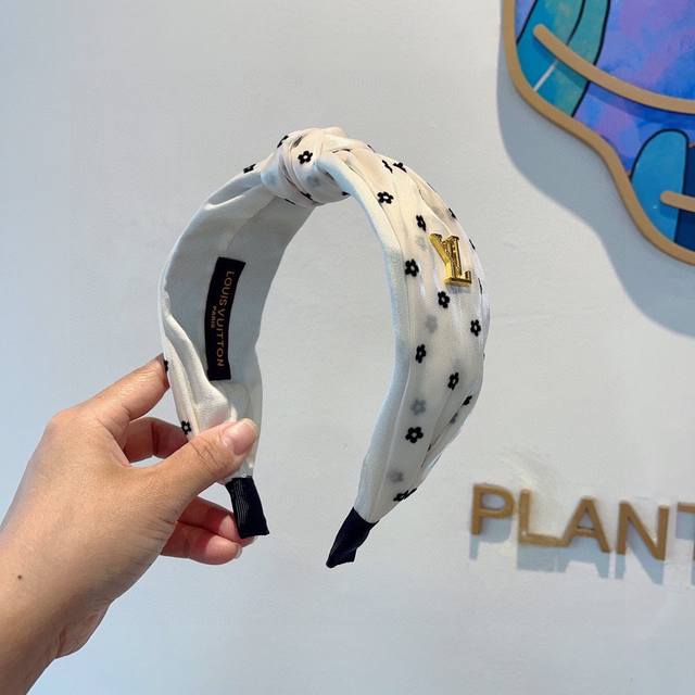 with packaging Lv Louis Vuitton's hottest new silk fabric wide headband, fashio