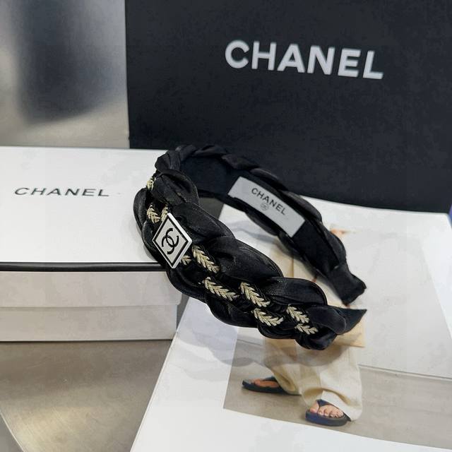 comes with a box Chanel's latest popular wide-brimmed headband, super beautiful