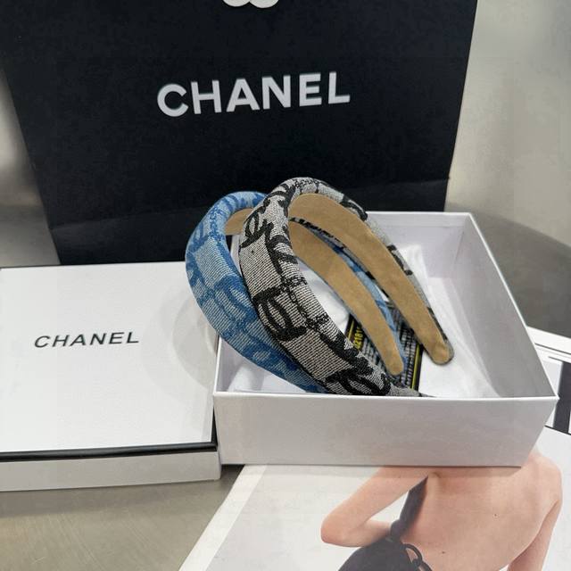 comes with a box Chanel's latest denim headband, super beautiful! A must-have f