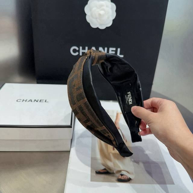 with packaging box Fendi F headband, retro temperament beauty, simple and versa