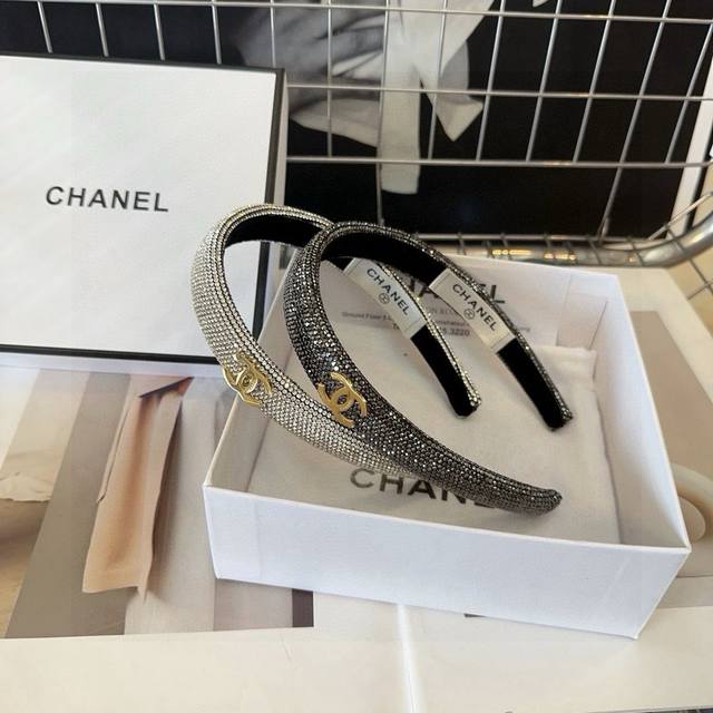 Comes with boxChanel's latest headband, full of diamonds. Simple, practical, an