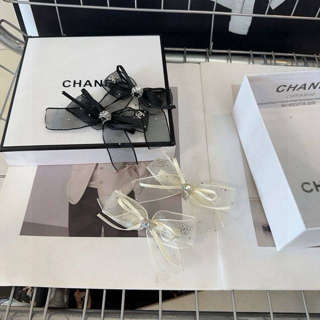 comes with a pair of packaging boxes Chanel's latest small hair clips, simple a