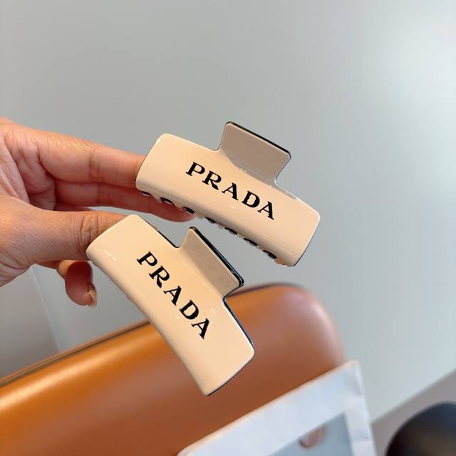with packaging Prada Prada's new trendy hair clip, a must-have item for interne