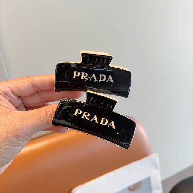 with packaging Prada Prada's new trendy hair clip, a must-have item for interne