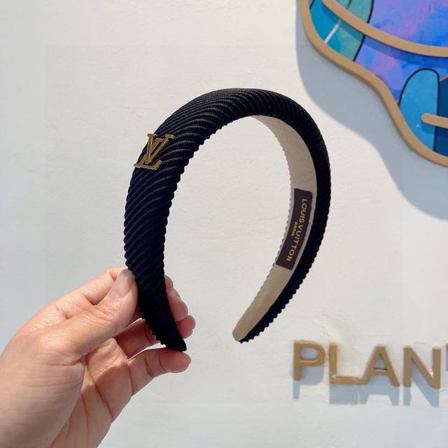 With packaging Lv Louis Vuitton's hottest new headband, fashionable headband, th