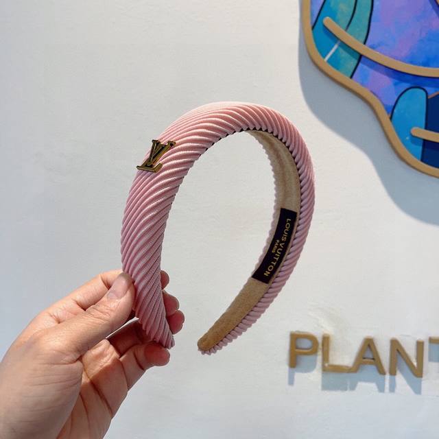 With packaging Lv Louis Vuitton's hottest new headband, fashionable headband, th