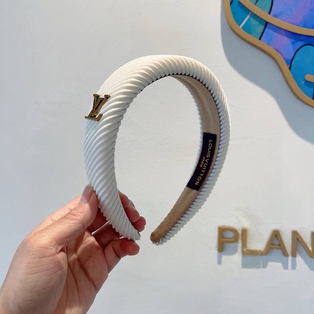 With packagingLv Louis Vuitton's hottest new headband, fashionable headband, the