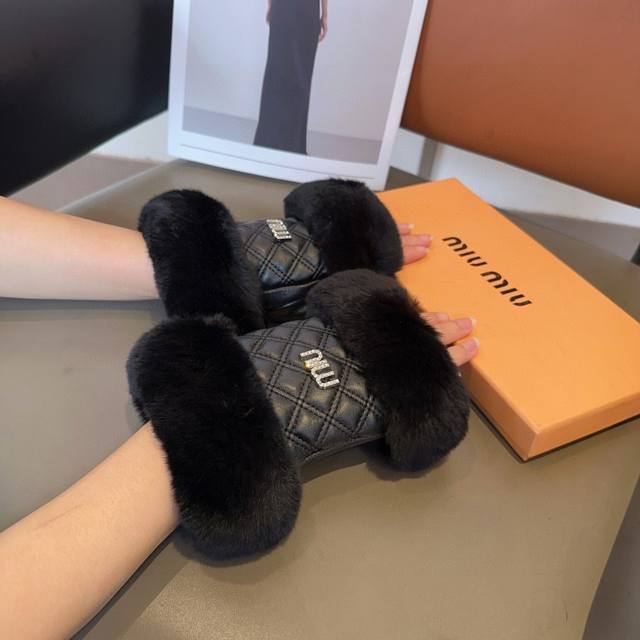 Miumiu sheepskin gloves, fashionable gloves, warm and velvet lining for autumn a