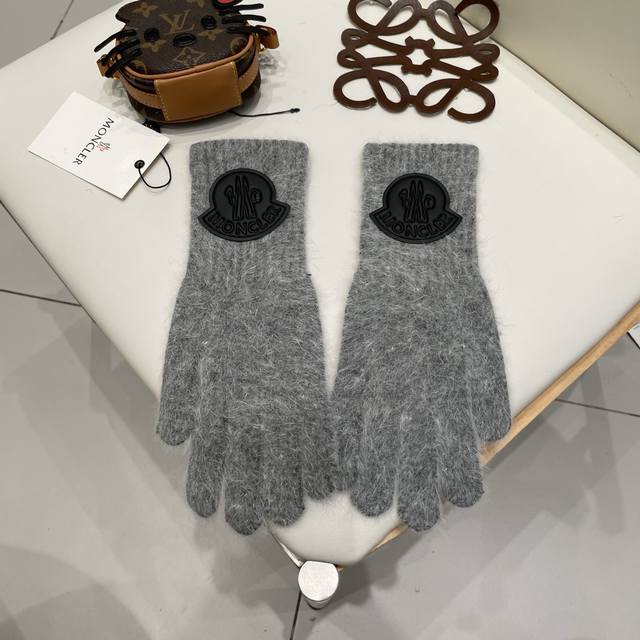 Moncler 2025 Autumn and Winter Specialty Knitted Gloves are warm and fashionable