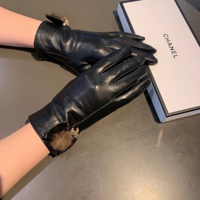 2025 new exclusive first touch screen gloves Chanel fox fur ball diamond double