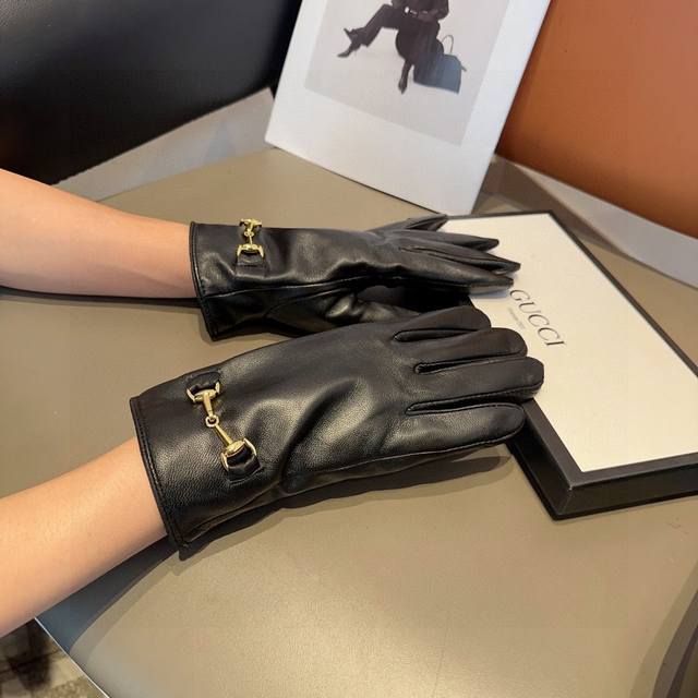 Gucci's popular women's leather gloves, with a horsebit buckle and first-grade s