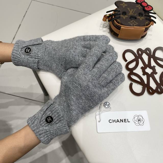 Chanel's new wool knitted gloves with open fingers can easily play mobile phones