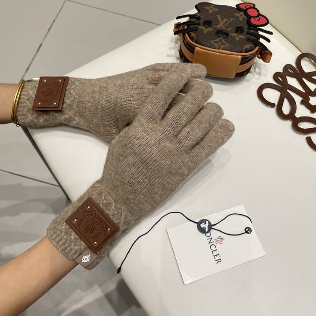 Moncler's autumn and winter wool knitted gloves in solid colors are a big hit th