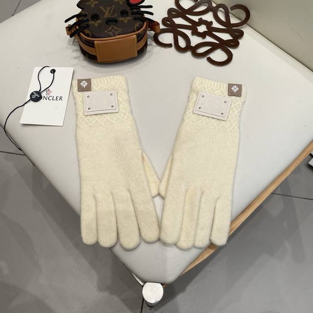 Moncler's autumn and winter wool knitted gloves in solid colors are a big hit th