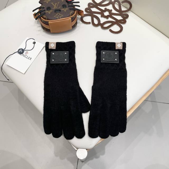 Moncler's autumn and winter wool knitted gloves in solid colors are a big hit th