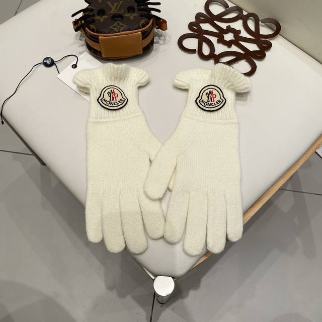Moncler 2025 winter solid color wood ear edge handmade flower wool knitted glove