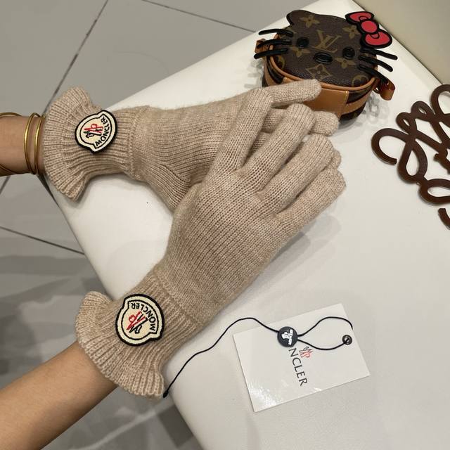 Moncler 2025 winter solid color wood ear edge handmade flower wool knitted glove