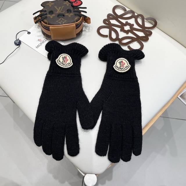 Moncler 2025 winter solid color wood ear edge handmade flower wool knitted glove