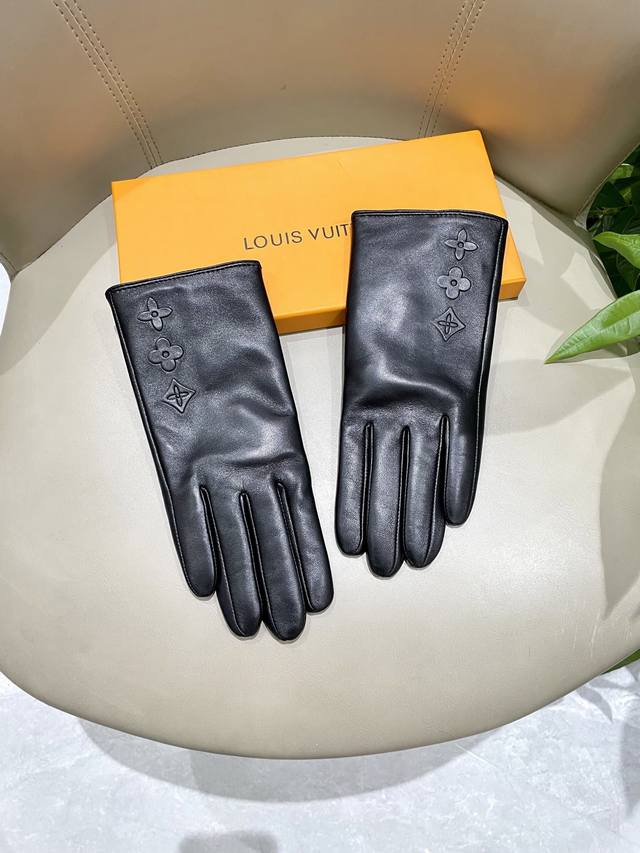 Hot arrival Lv popular friends circle women's leather gloves, first-class sheep