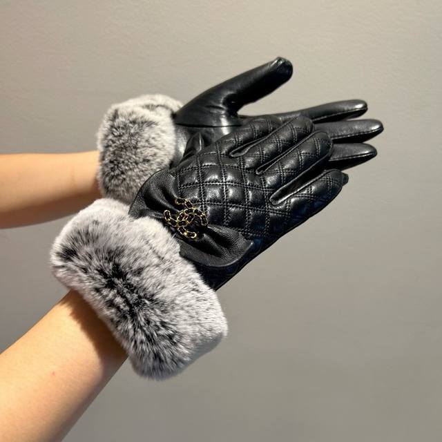 Chanel 2025 Autumn/Winter Double C Lazy Rabbit Fur Sheepskin Gloves for Mobile P