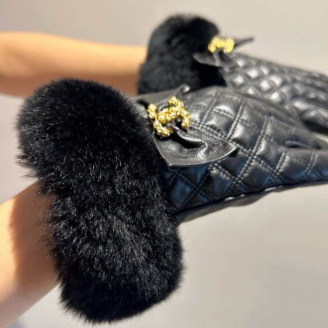 Chanel 2025 Autumn/Winter Double C Lazy Rabbit Fur Sheepskin Gloves for Mobile P