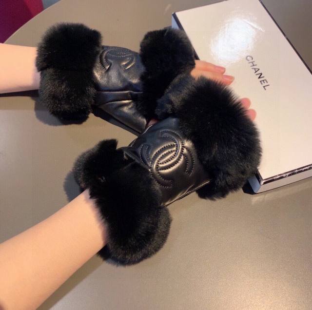 Chanel 2025 Autumn/Winter Lazy Rabbit Fur Sheepskin Gloves are worth comparing t