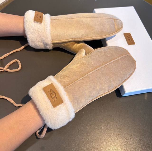 Ugg 2025 autumn and winter shoulder wool gloves are worth comparing the same sty