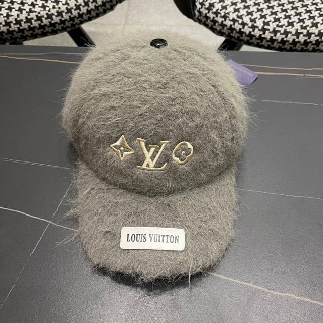 Louis Vuitton Lv plush fox fur autumn and winter new baseball cap, the design is