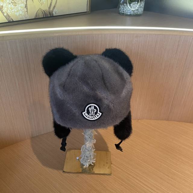 Moncler's official website classic bear ear plush hat is very soft, skin-friendl