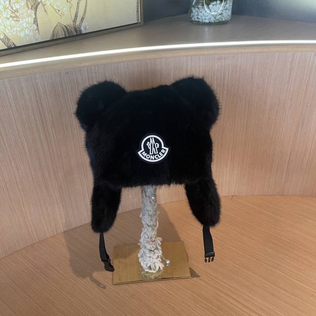 Moncler's official website classic bear ear plush hat is very soft, skin-friendl