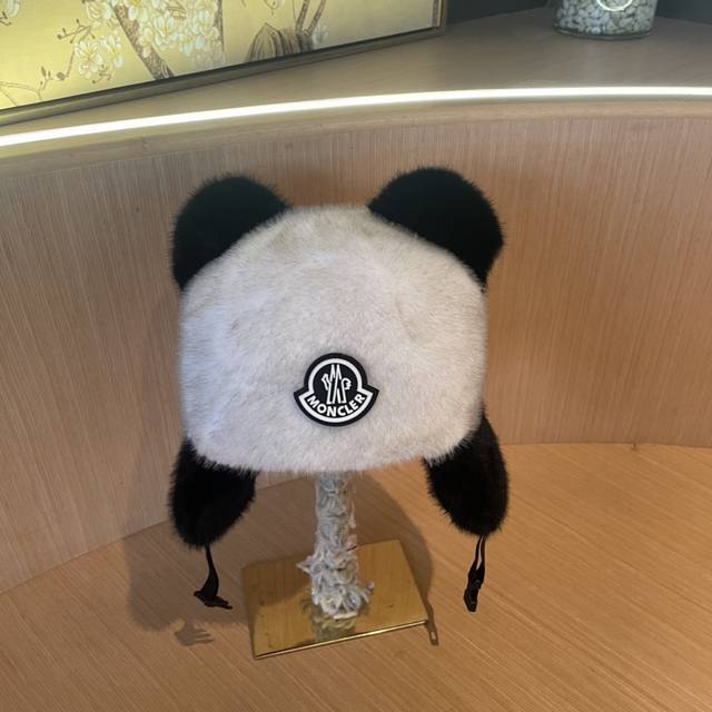Moncler's official website classic bear ear plush hat is very soft, skin-friendl