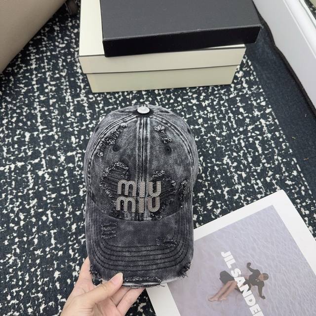 Miu Miu Sweet and cool denim baseball cap Full of retro temperament for autumn a