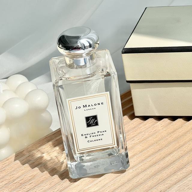 Original quality 2 English Pear & Freesia Fragrance: Fruity and mossy Top notes: