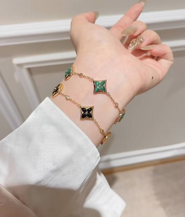 V Gold-Plated 5140390 Lv High-Grade Black Onyx Large Four-Flower Bracelet. Beaut