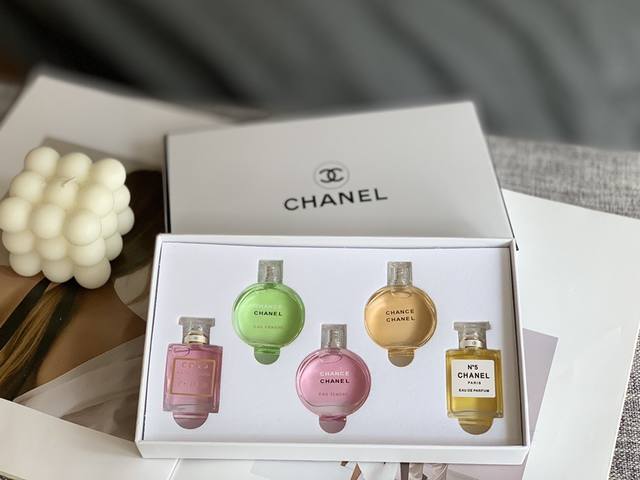 High-end quality Chanel five-piece set in a cute white gift box, a five-piece pe